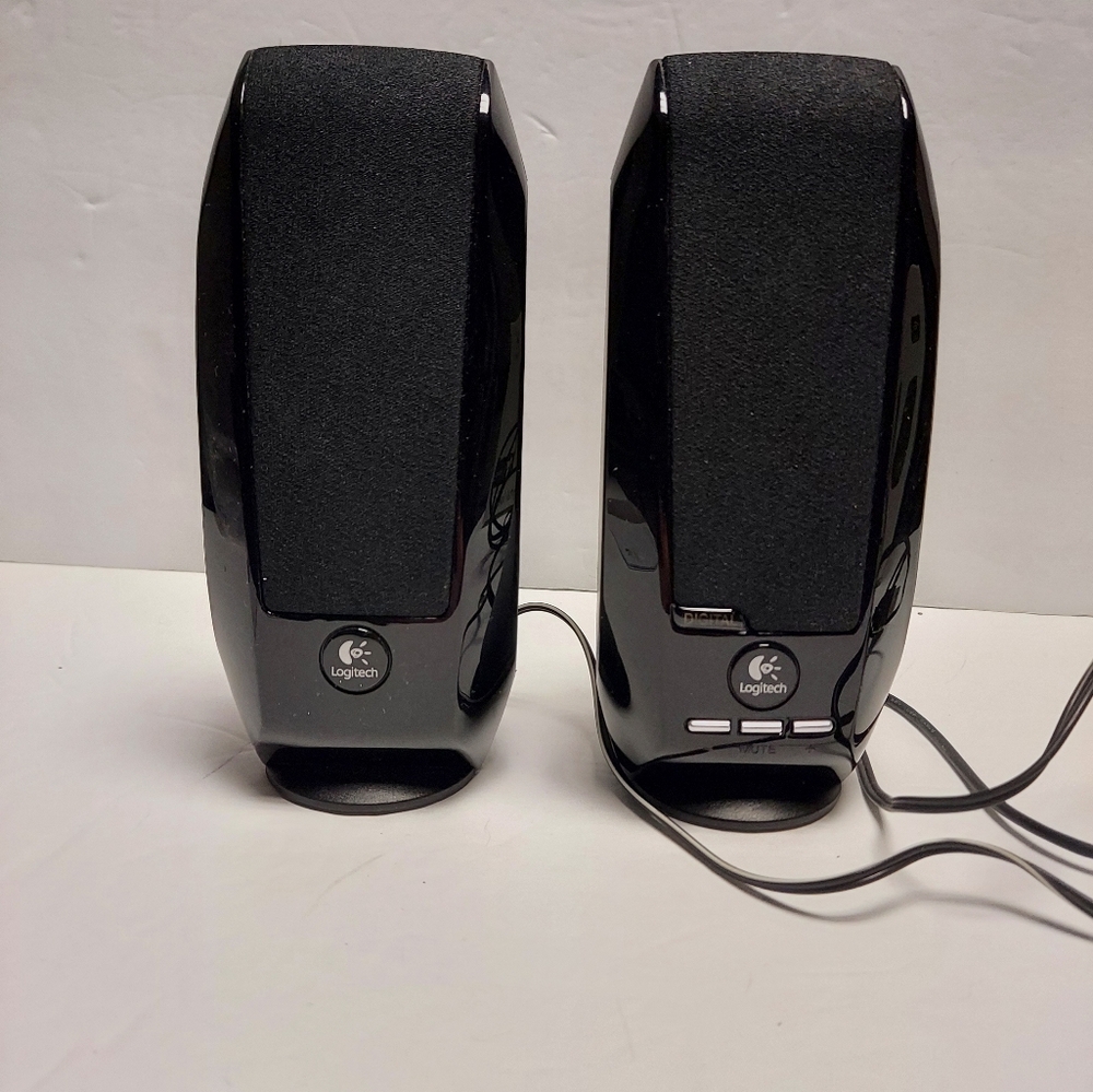 Logitech S150 Digital USB Port  Speakers 6 1/2" Tall  Black